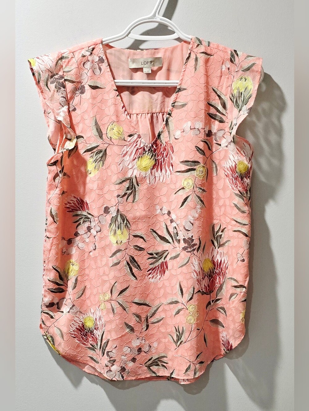 LOFT Women's Coral Pink Floral V-Neck Flutter Cap Sleeve Blouse Shell Top Size S